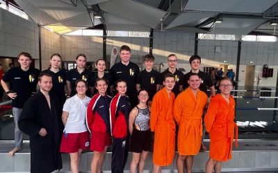 Team der Wasserwacht Steppach vor dem leeren Schwimmbecken des Hallenbads Thannhausen