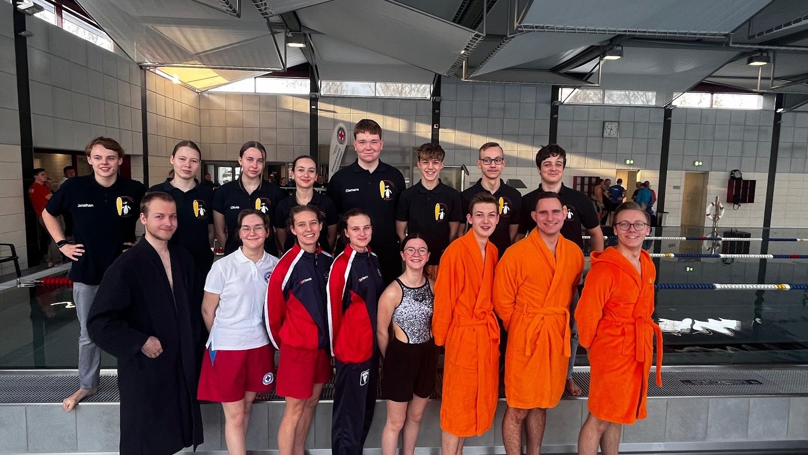 Team der Wasserwacht Steppach vor dem leeren Schwimmbecken des Hallenbads Thannhausen